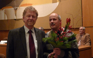 Rolf Becker (rechts) gratuliert Siegfried Lieske zur Benennung