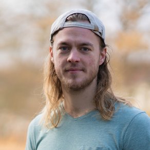 Grüner Fraktionär Julian Schlumberger, im Hintergrund unscharfe gelbliche Vegetation