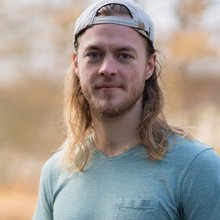Grüner Fraktionär Julian Schlumberger, im Hintergrund unscharfe gelbliche Vegetation