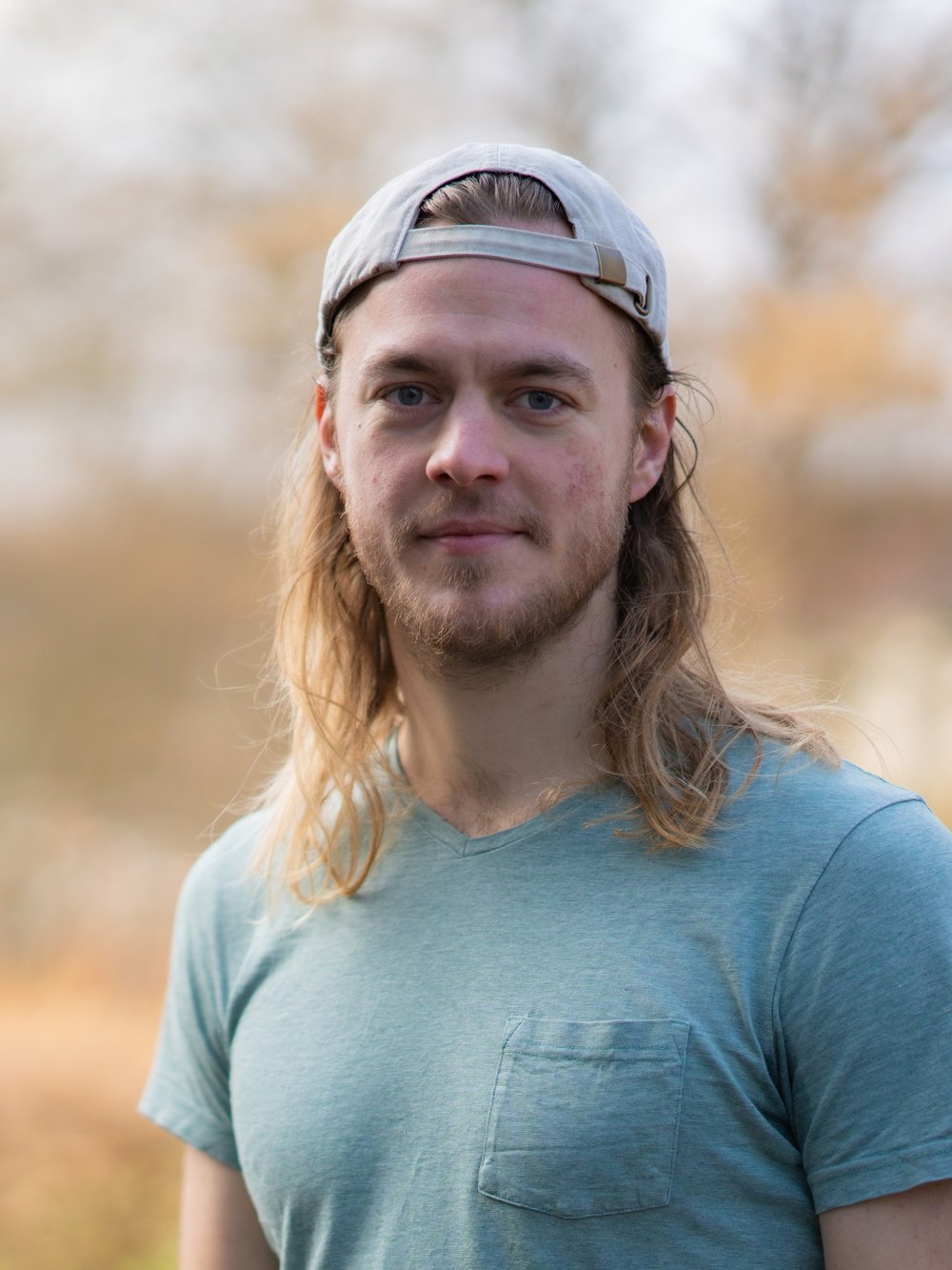 Grüner Fraktionär Julian Schlumberger, im Hintergrund unscharfe gelbliche Vegetation