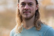 Grüner Fraktionär Julian Schlumberger, im Hintergrund unscharfe gelbliche Vegetation