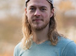 Grüner Fraktionär Julian Schlumberger, im Hintergrund unscharfe gelbliche Vegetation