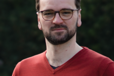 Grüner Fraktionär Cornelius Hantscher, im Hintergrund unscharfe dunkelgrüne Vegetation