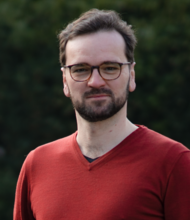 Grüner Fraktionär Cornelius Hantscher, im Hintergrund unscharfe dunkelgrüne Vegetation