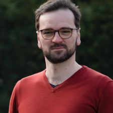 Grüner Fraktionär Cornelius Hantscher, im Hintergrund unscharfe dunkelgrüne Vegetation