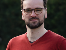 Grüner Fraktionär Cornelius Hantscher, im Hintergrund unscharfe dunkelgrüne Vegetation