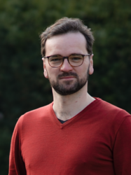 Grüner Fraktionär Cornelius Hantscher, im Hintergrund unscharfe dunkelgrüne Vegetation