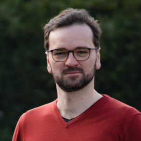 Grüner Fraktionär Cornelius Hantscher, im Hintergrund unscharfe dunkelgrüne Vegetation