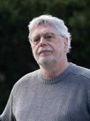 Grüner Fraktionär Michael Höfer, vor dunklem Hintergrund