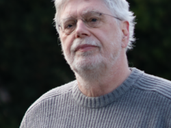 Grüner Fraktionär Michael Höfer, vor dunklem Hintergrund