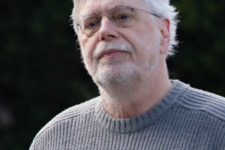 Grüner Fraktionär Michael Höfer, vor dunklem Hintergrund