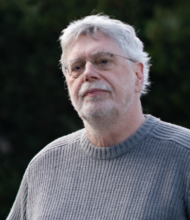 Grüner Fraktionär Michael Höfer, vor dunklem Hintergrund