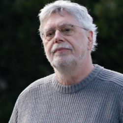 Grüner Fraktionär Michael Höfer, vor dunklem Hintergrund