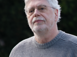 Grüner Fraktionär Michael Höfer, vor dunklem Hintergrund