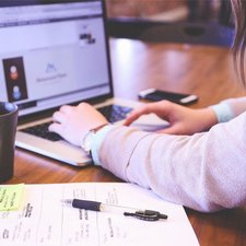 Person arbeitet am Laptop