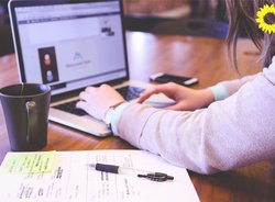 Person arbeitet am Laptop