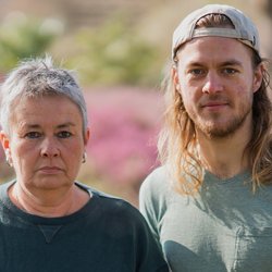 Grüne Fraktionsvorsitzende Suse Stobbe und Julian Schlumberger, vor unscharfem rötlich-grünen Hintergrund