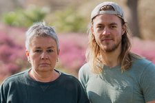 Grüne Fraktionsvorsitzende Suse Stobbe und Julian Schlumberger, vor unscharfem rötlich-grünen Hintergrund