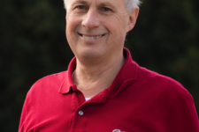 Grüner Fraktionär Rolf Becker, im Hintergrund unscharfe dunkelgrüne Vegetation