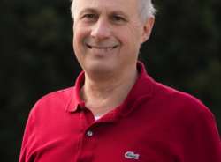 Grüner Fraktionär Rolf Becker, im Hintergrund unscharfe dunkelgrüne Vegetation