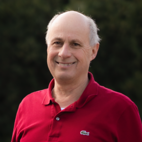 Grüner Fraktionär Rolf Becker, im Hintergrund unscharfe dunkelgrüne Vegetation