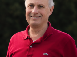 Grüner Fraktionär Rolf Becker, im Hintergrund unscharfe dunkelgrüne Vegetation