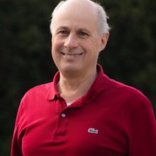 Grüner Fraktionär Rolf Becker, im Hintergrund unscharfe dunkelgrüne Vegetation