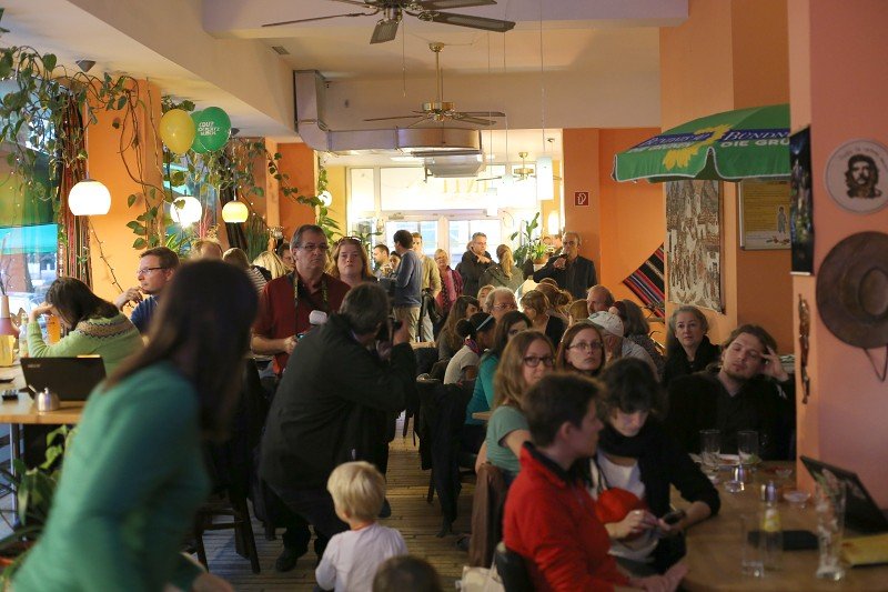 Gespannte Erwartung des Wahlergebnisses auf der Grünen Wahlparty im "Cafe Inti"