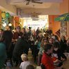 Gespannte Erwartung des Wahlergebnisses auf der Grünen Wahlparty im "Cafe Inti"