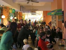 Gespannte Erwartung des Wahlergebnisses auf der Grünen Wahlparty im "Cafe Inti"