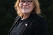 Grüne Fraktionärin Kerstin Sennekamp, vor dunklem Hintergrund