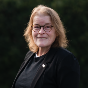 Grüne Fraktionärin Kerstin Sennekamp, vor dunklem Hintergrund