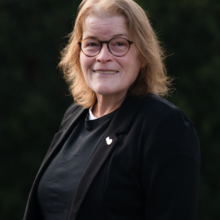Grüne Fraktionärin Kerstin Sennekamp, vor dunklem Hintergrund