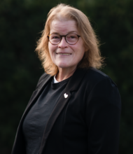 Grüne Fraktionärin Kerstin Sennekamp, vor dunklem Hintergrund