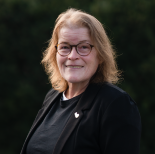 Grüne Fraktionärin Kerstin Sennekamp, vor dunklem Hintergrund