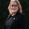 Grüne Fraktionärin Kerstin Sennekamp, vor dunklem Hintergrund