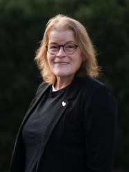 Grüne Fraktionärin Kerstin Sennekamp, vor dunklem Hintergrund