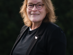 Grüne Fraktionärin Kerstin Sennekamp, vor dunklem Hintergrund