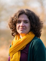 Grüne Fraktionärin Leonie Engelbert, vor unscharfer gelblicher Vegetation