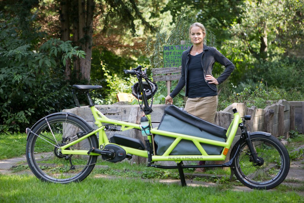 Viola von Cramon unterwegs mit dem Elektrolastenrad, ihrem Wahlkampfmobil