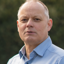 Grüner Fraktionär Dirk Lanwert, vor dunklem Hintergrund