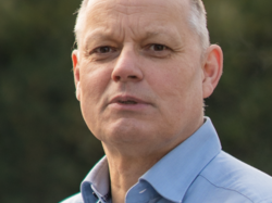 Grüner Fraktionär Dirk Lanwert, vor dunklem Hintergrund