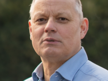 Grüner Fraktionär Dirk Lanwert, vor dunklem Hintergrund