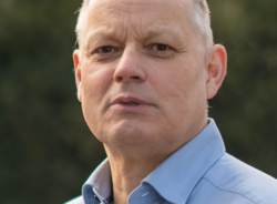 Grüner Fraktionär Dirk Lanwert, vor dunklem Hintergrund