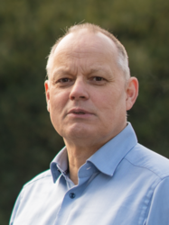 Grüner Fraktionär Dirk Lanwert, vor dunklem Hintergrund