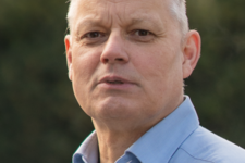 Grüner Fraktionär Dirk Lanwert, vor dunklem Hintergrund