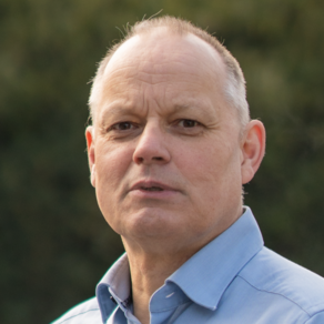 Grüner Fraktionär Dirk Lanwert, vor dunklem Hintergrund