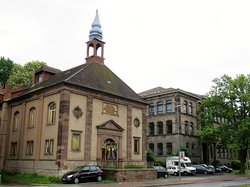 Einfach mal was fordern und nicht nach den Kosten fragen. R.G. Köhler stellt sich hier ein Museum vor: Die ehemalige Voigt-Schule (rechts)