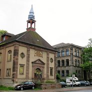 Einfach mal was fordern und nicht nach den Kosten fragen. R.G. Köhler stellt sich hier ein Museum vor: Die ehemalige Voigt-Schule (rechts)