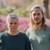 Grüne Fraktionsvorsitzende Suse Stobbe und Julian Schlumberger, vor unscharfem rötlich-grünen Hintergrund